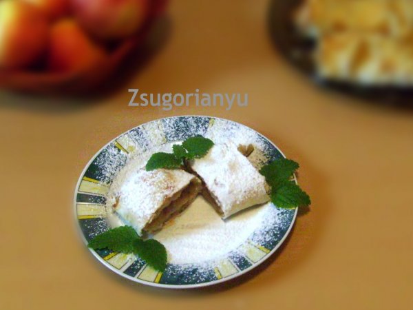 Almás rétes tálalása